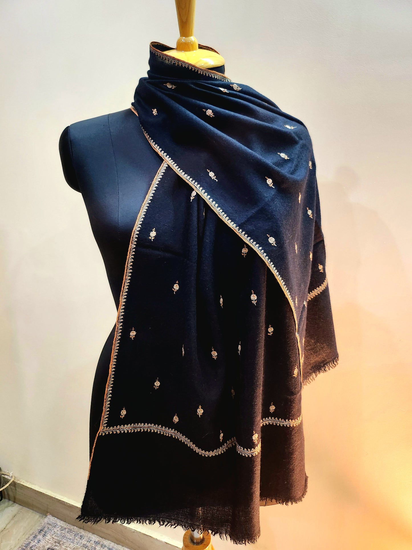 Aayat Black Sozni Muffler - Men