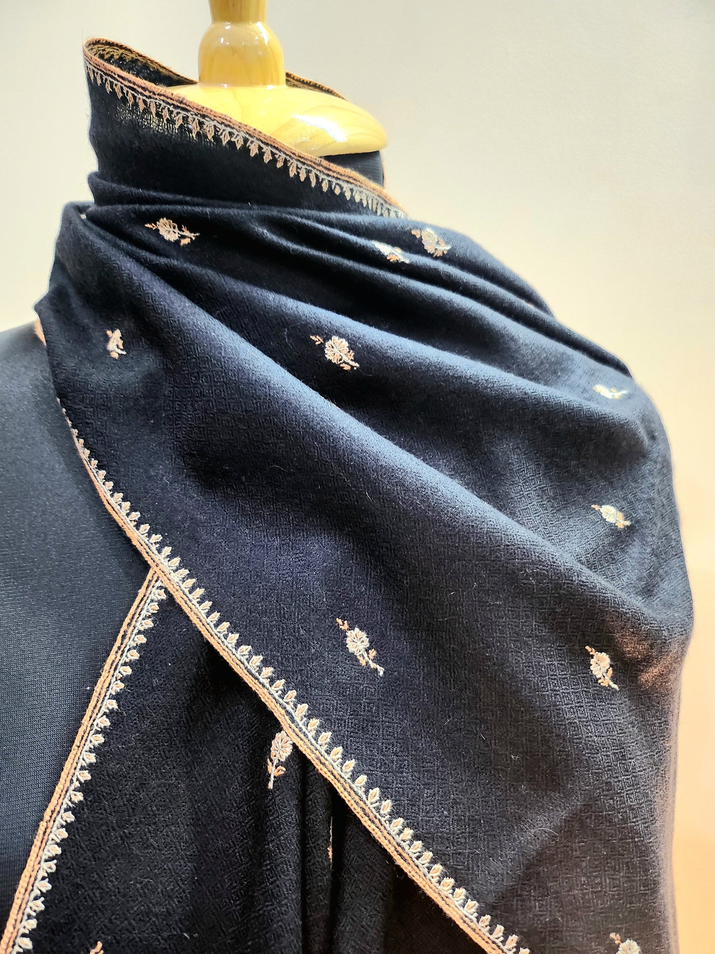 Aayat Black Sozni Muffler - Men